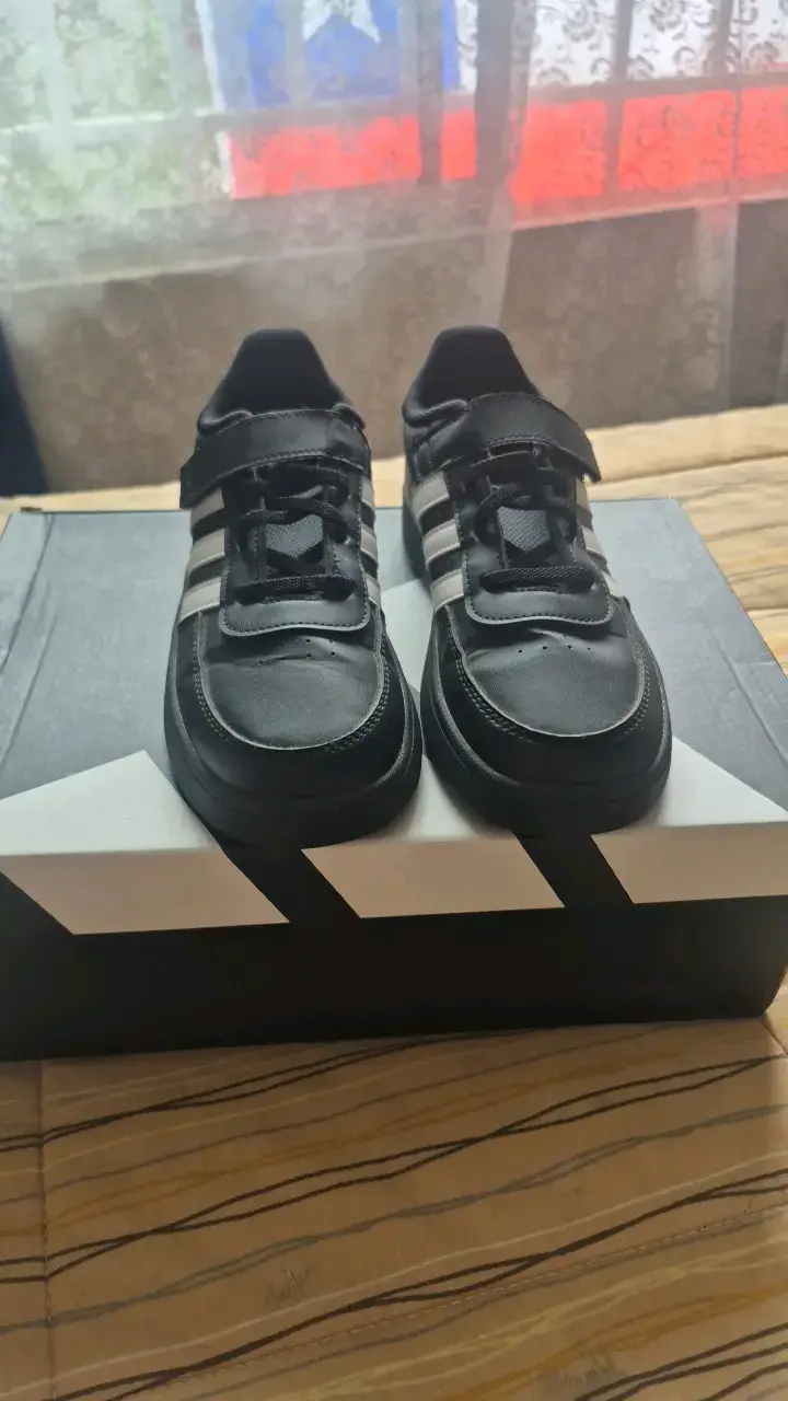 Zapatillas negras Adidas para niños con velcro - 5