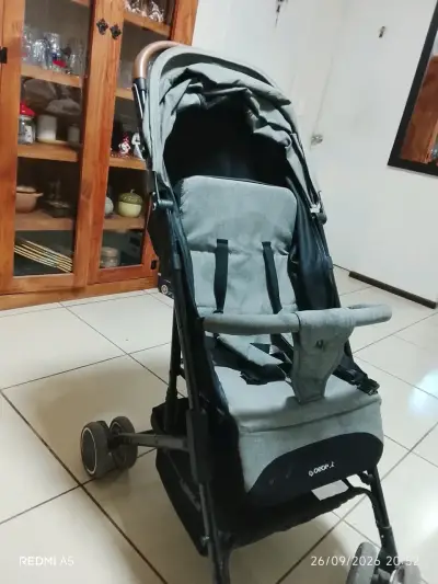 Coche de paseo plegable gris marca Geoby - miniatura 1