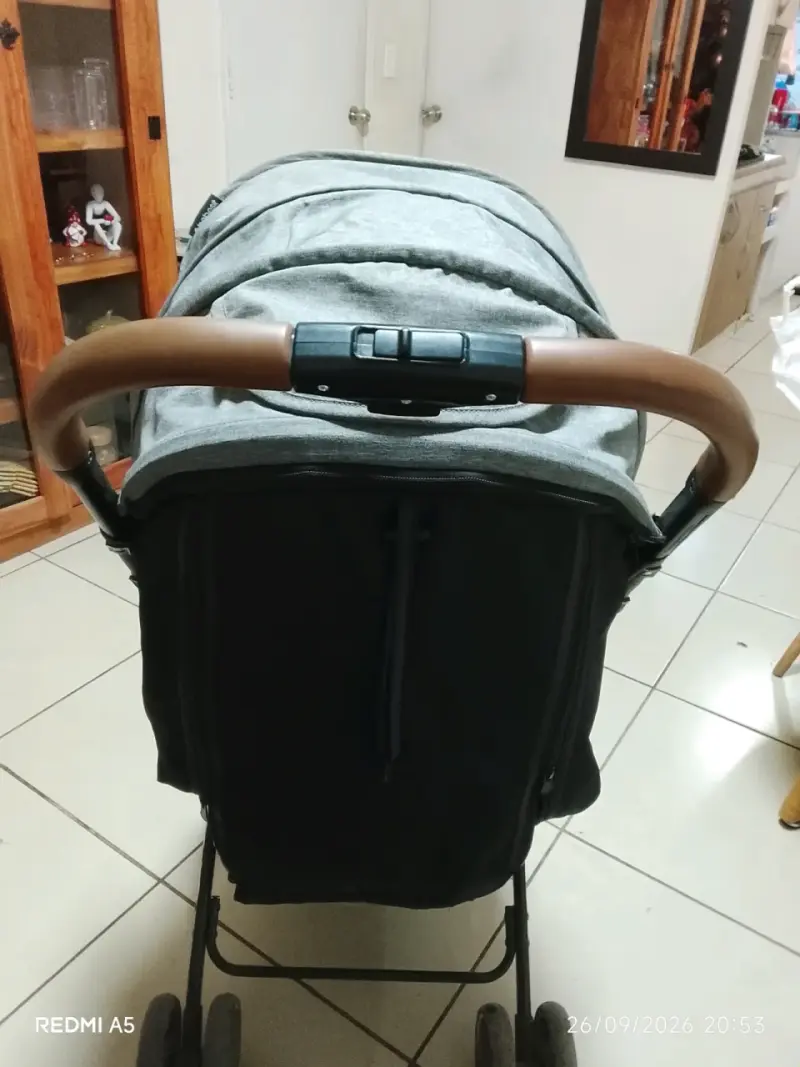 Coche de paseo plegable gris marca Geoby - 2