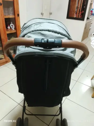 Coche de paseo plegable gris marca Geoby - miniatura 2