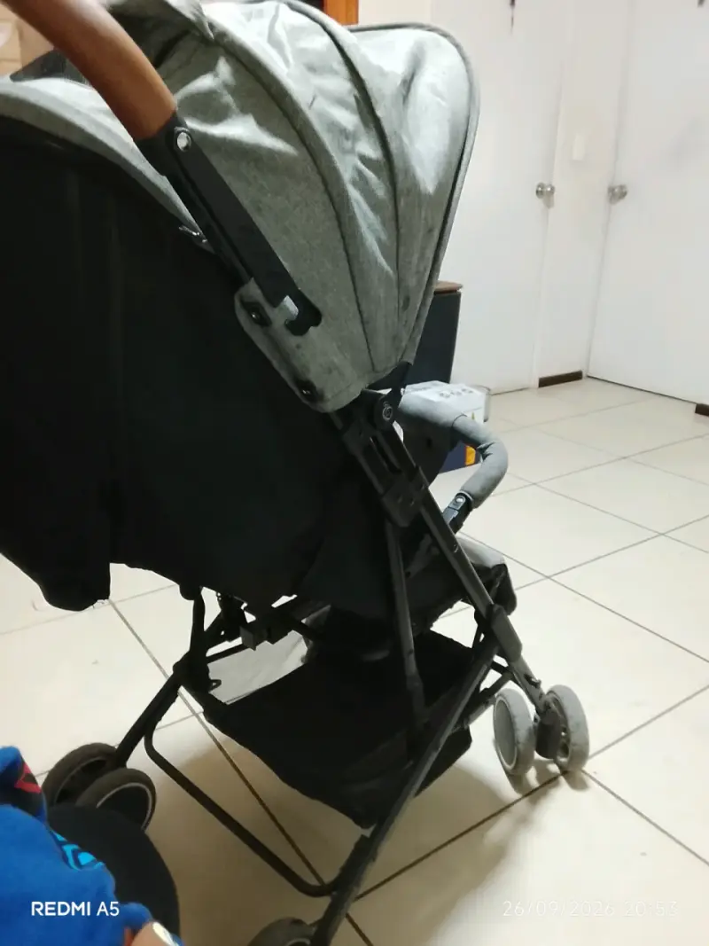 Coche de paseo plegable gris marca Geoby - 4