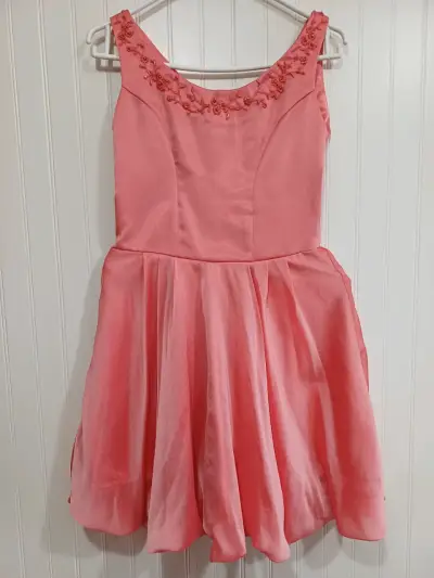Vestido de fiesta coral con detalles bordados - miniatura 1