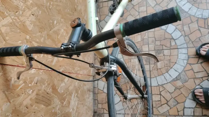 Bicicleta urbana de marco ligero color crema - 4