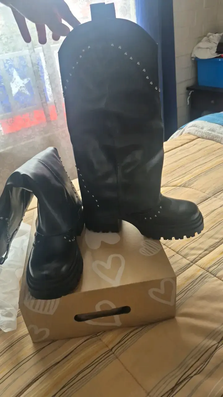 Botas negras de cuero con tachas - 1