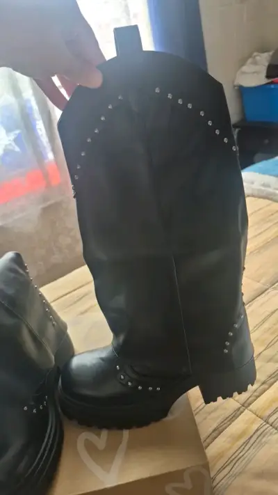 Botas negras de cuero con tachas - miniatura 2
