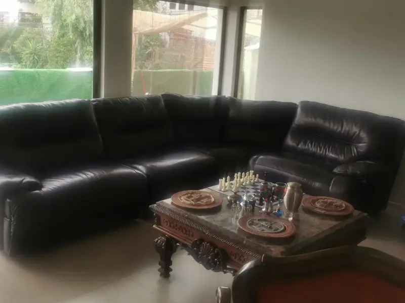 Sofá seccional de cuero negro en buen estado - 2