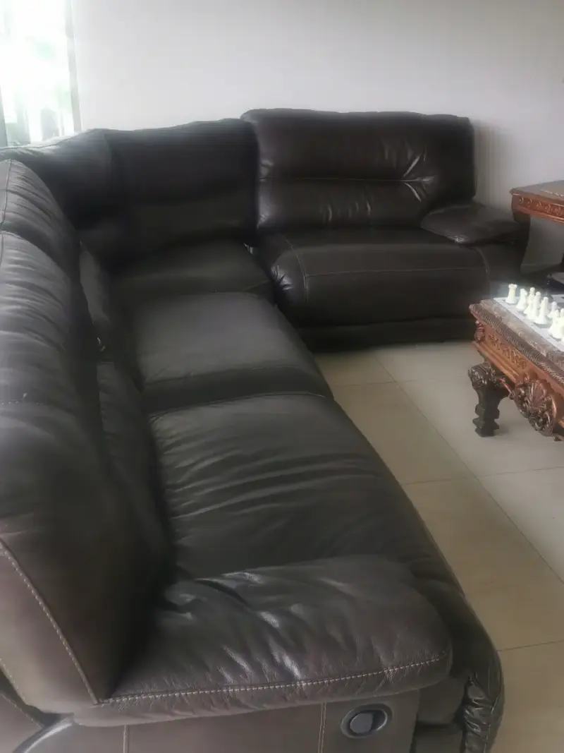 Sofá seccional de cuero negro en buen estado - 3