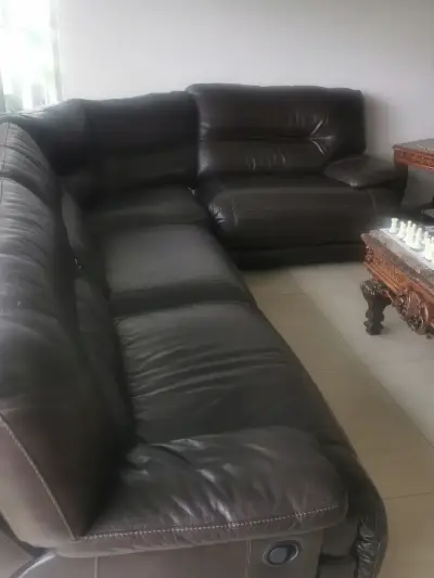 Sofá seccional de cuero negro en buen estado - miniatura 3