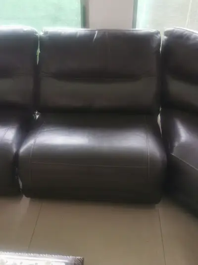 Sofá seccional de cuero negro en buen estado - miniatura 4