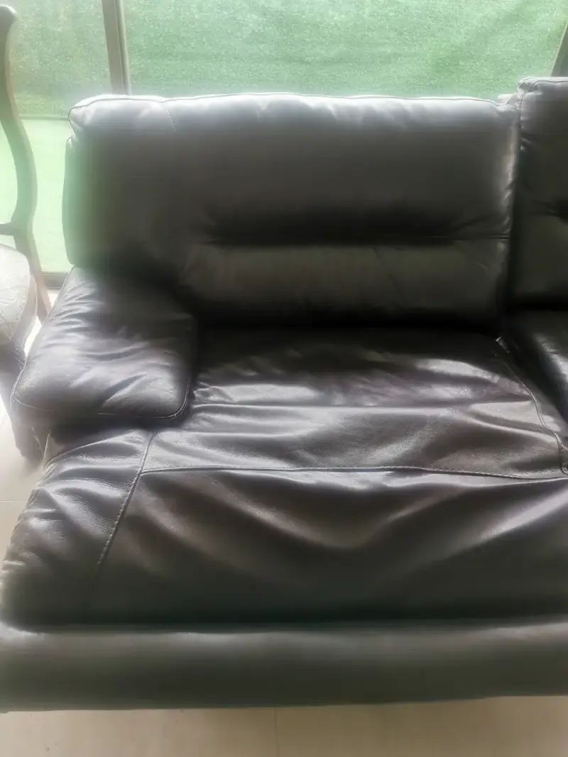 Sofá seccional de cuero negro en buen estado - 5