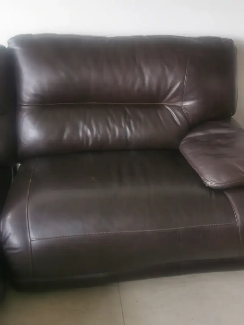 Sofá seccional de cuero negro en buen estado - 6