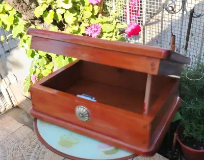 Caja de madera decorativa con tapa abatible - miniatura 1