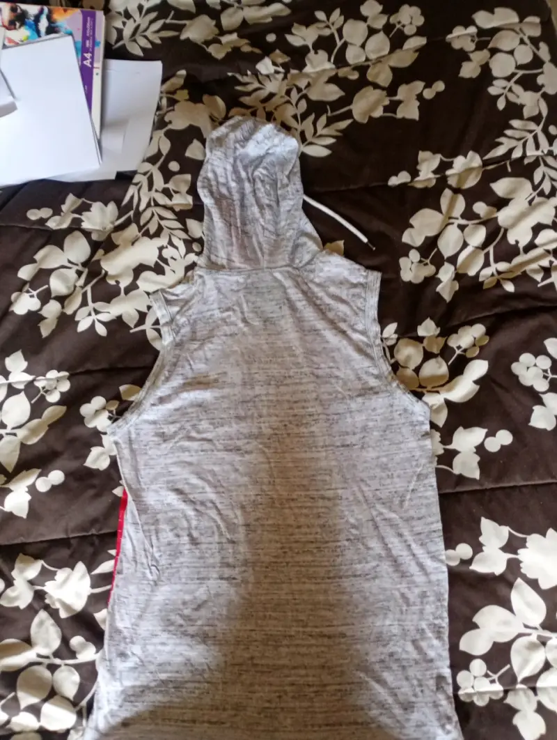 Polera sin mangas con capucha roja y gris - 2