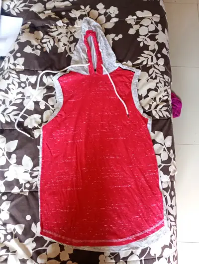 Polera sin mangas con capucha roja y gris - miniatura 3