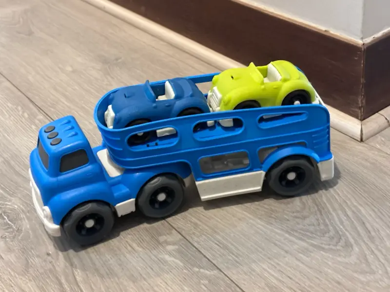 Camión de juguete transportador con autos