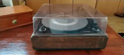 Tocadiscos vintage Winco con cubierta de madera - miniatura 1