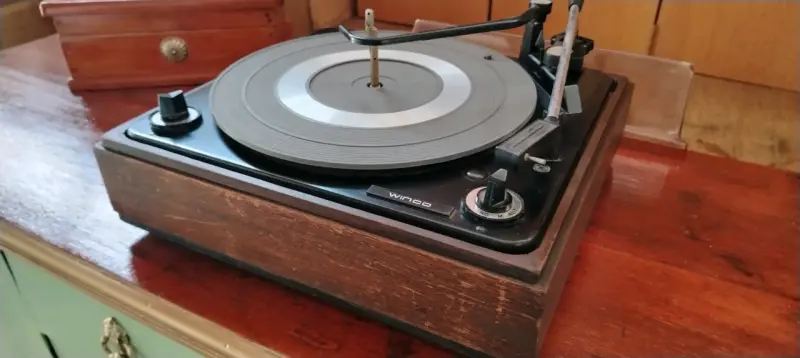 Tocadiscos vintage Winco con cubierta de madera - 2