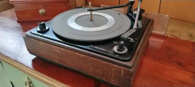 Tocadiscos vintage Winco con cubierta de madera - miniatura 2