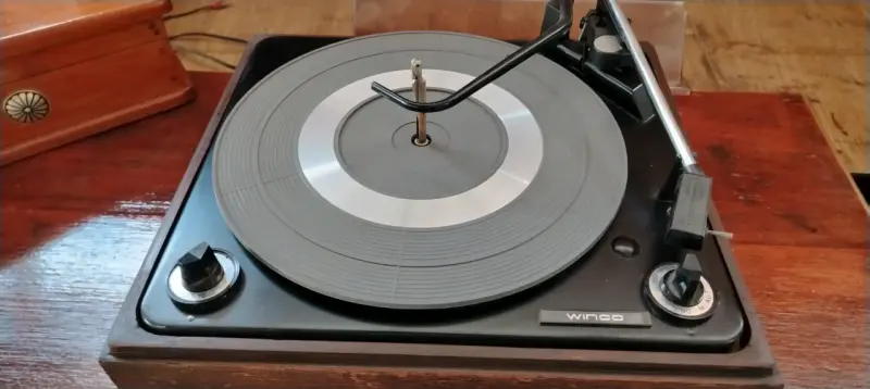 Tocadiscos vintage Winco con cubierta de madera - 3