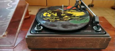 Tocadiscos vintage Winco con cubierta de madera - miniatura 5