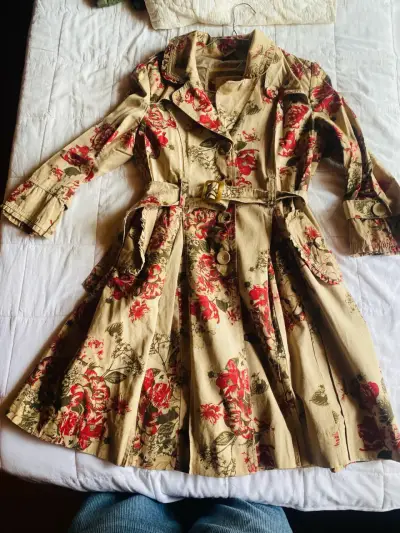 Abrigo floral beige con cinturón Tatienne - miniatura 1