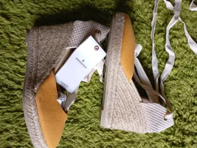 Se venden sandalias - miniatura 2
