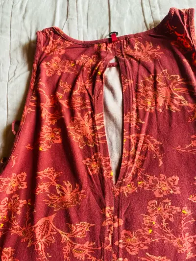 Blusa sin mangas Umbrale floral roja - miniatura 2