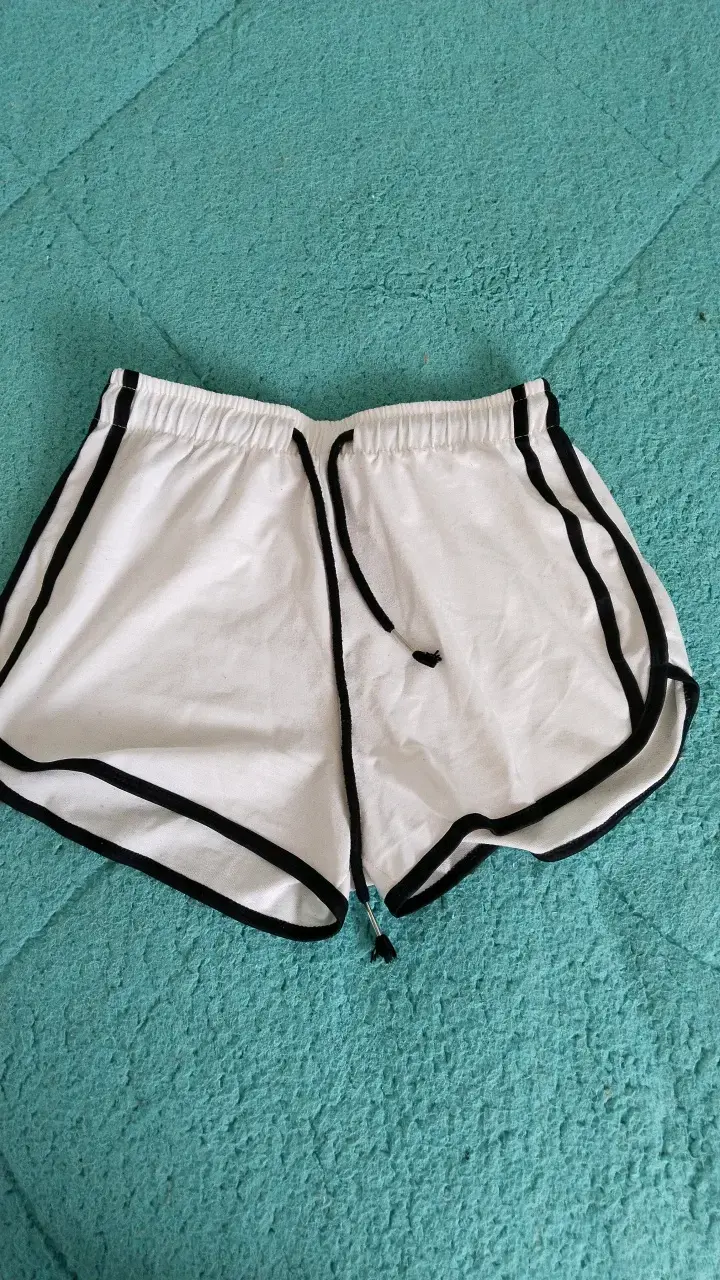 Shorts deportivos blancos con ribete negro - 1