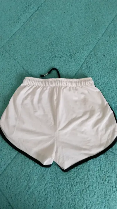 Shorts deportivos blancos con ribete negro - miniatura 2