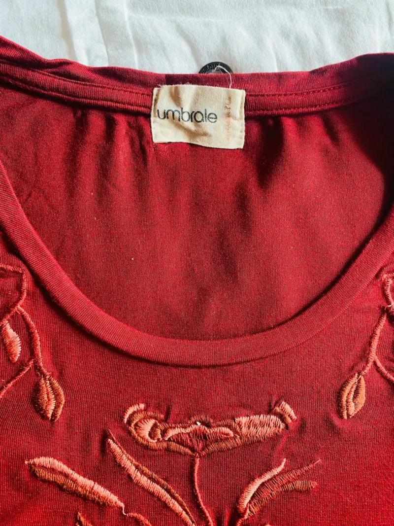 Polera sin mangas roja con bordado Umbrale - 2