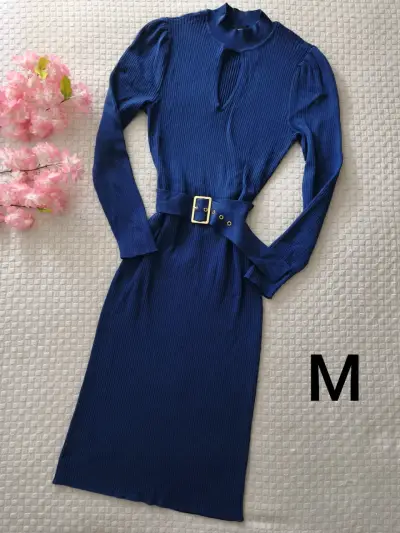 Vestido azul de punto con cinturón - miniatura 2