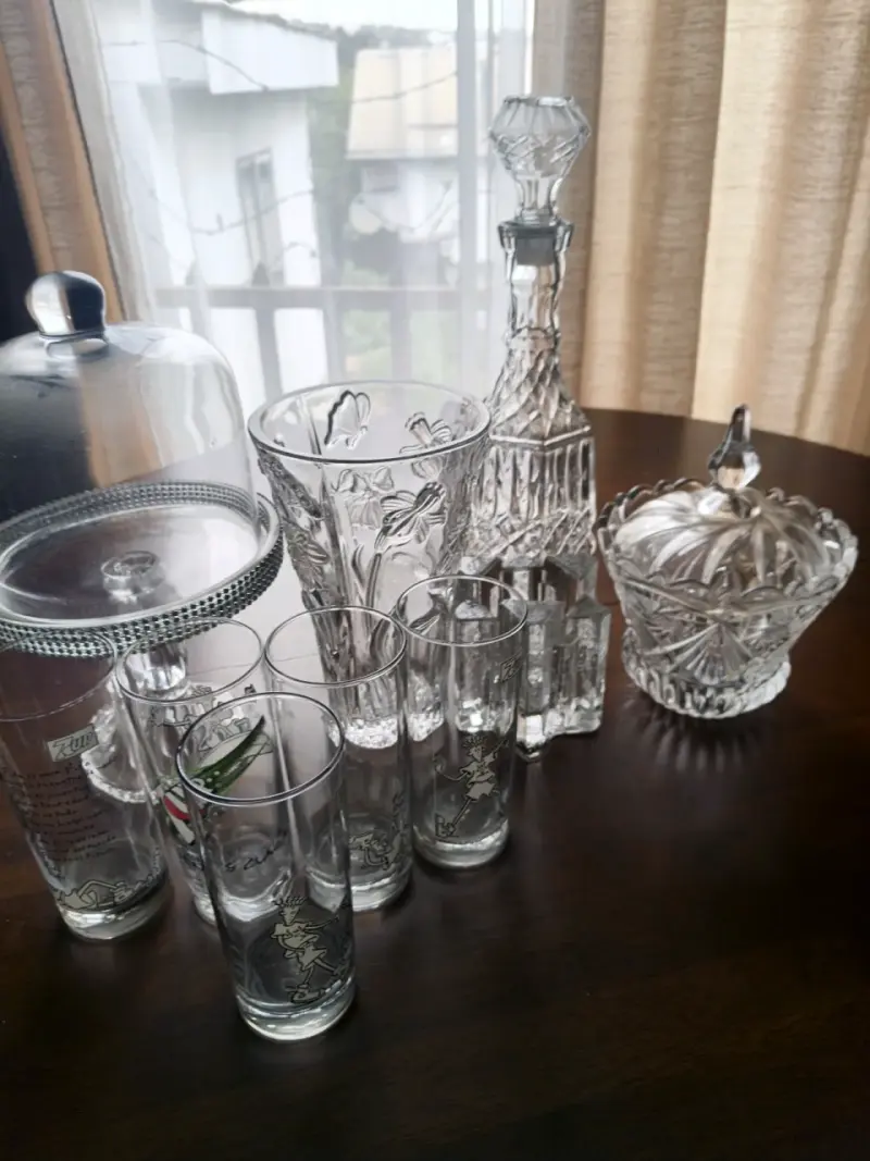 Juego de cristalería decorativa con grabados - 1