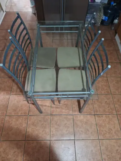 Juego de comedor de vidrio con sillas metálicas - miniatura 1