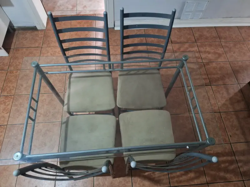 Juego de comedor de vidrio con sillas metálicas - 2