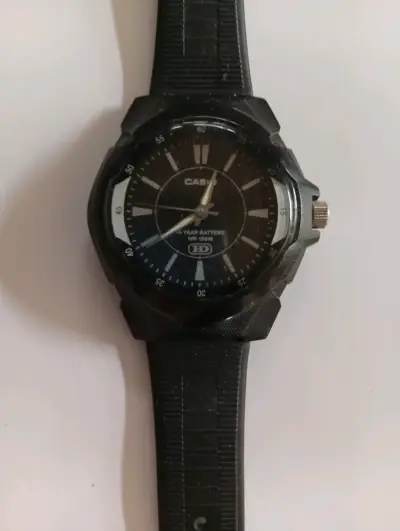 Reloj Casio resistente al agua con batería de 10 años - miniatura 1