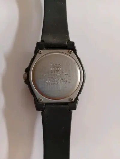 Reloj Casio resistente al agua con batería de 10 años - miniatura 2