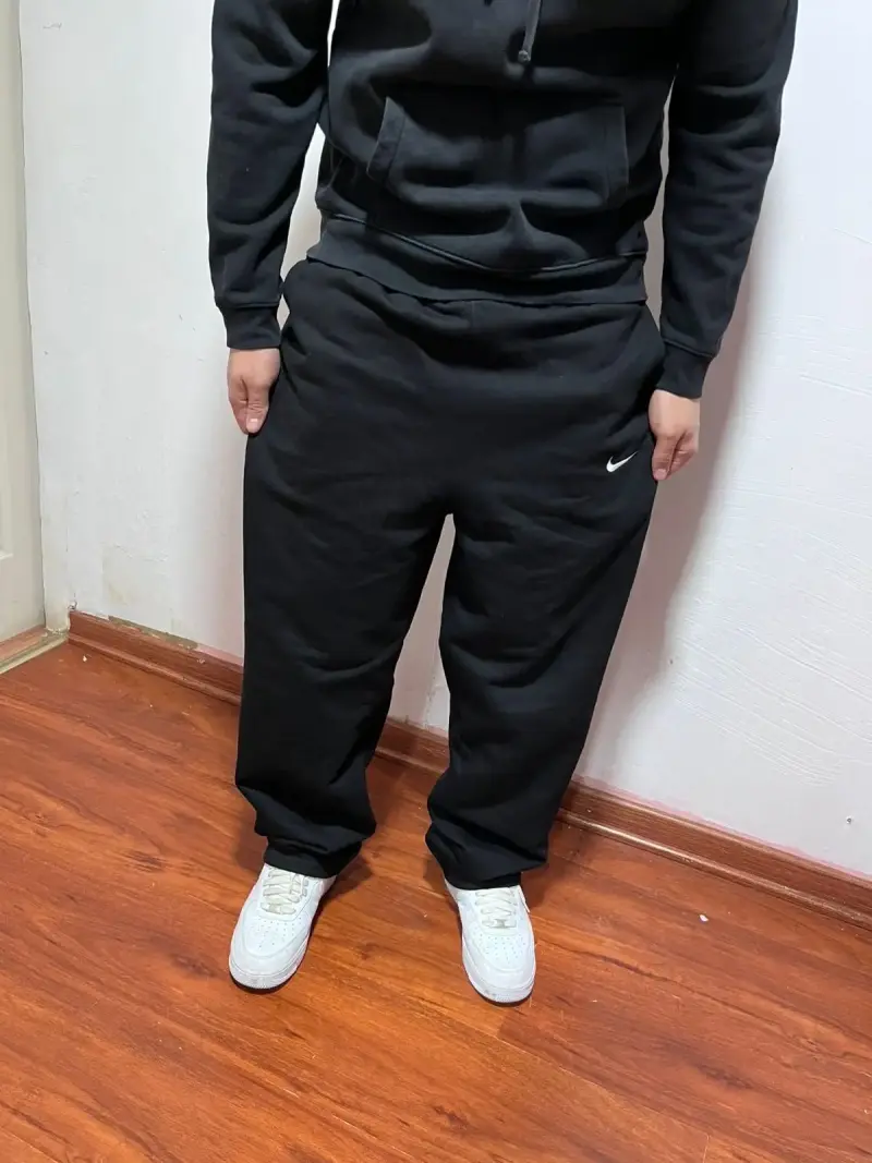 Pantalones deportivos Nike negros y grises - 3