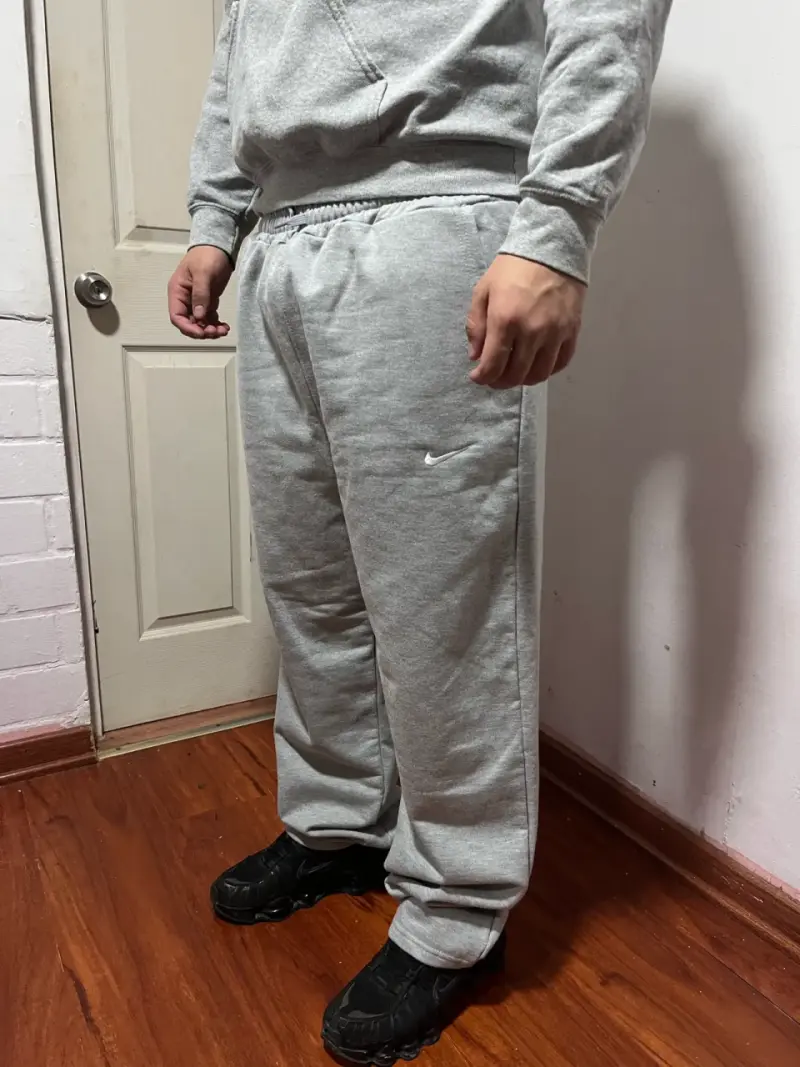 Pantalones deportivos Nike negros y grises - 5