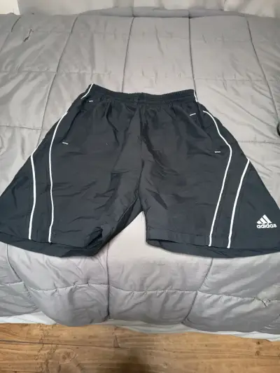 Shorts deportivos negros Adidas para hombre - miniatura 1