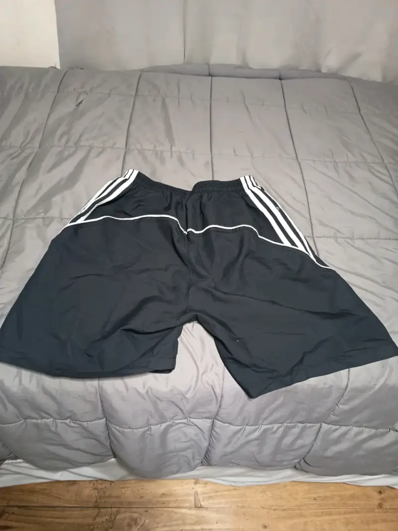 Shorts deportivos negros Adidas para hombre - 2