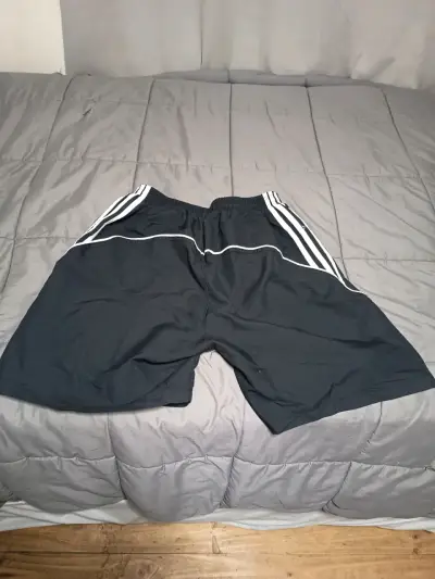 Shorts deportivos negros Adidas para hombre - miniatura 2