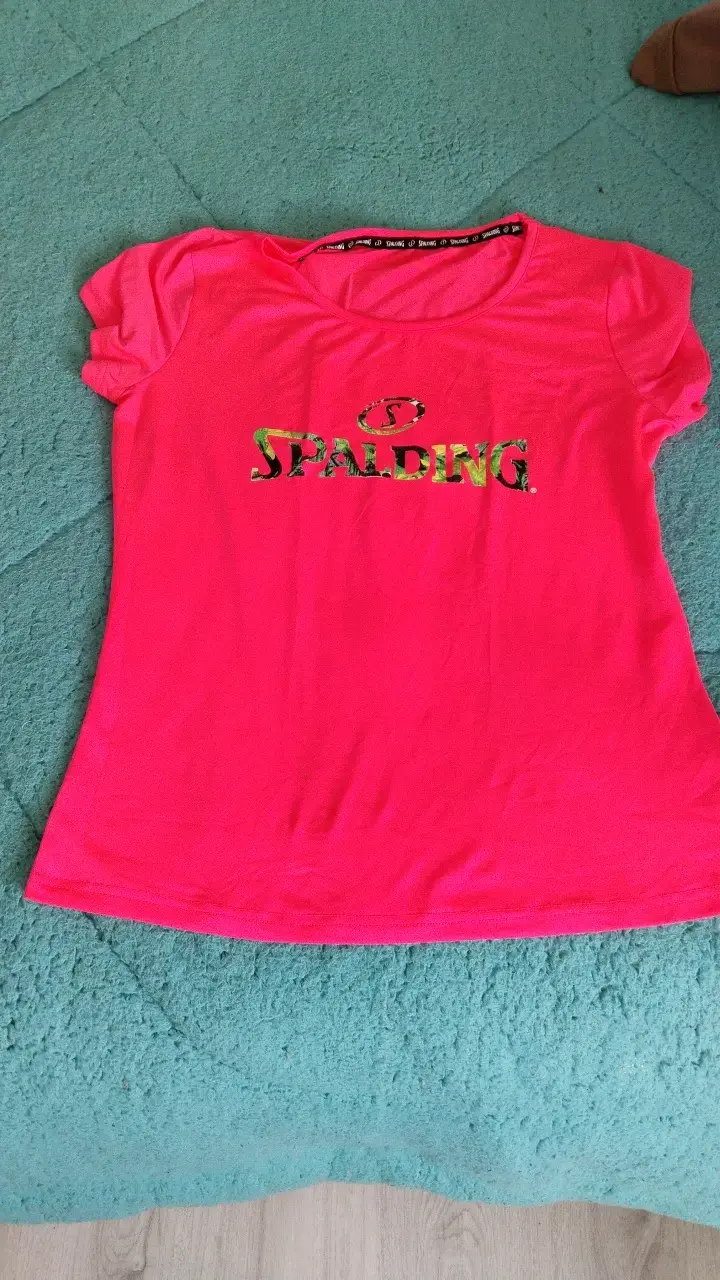 Polera deportiva rosa Spalding para mujer