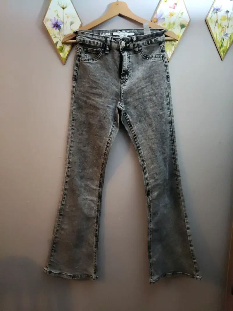 Jeans acampanados grises para mujer