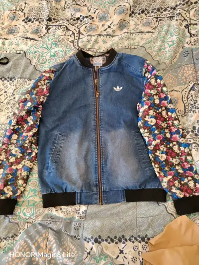 Chaqueta de mezclilla con mangas florales - miniatura 1