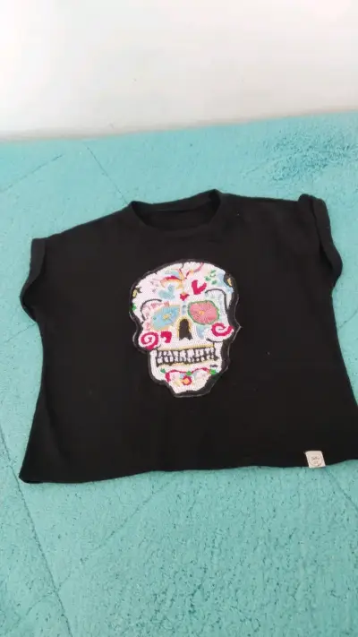 Polera negra con diseño de calavera bordada - miniatura 1