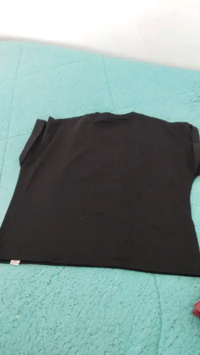 Polera negra con diseño de calavera bordada - miniatura 2
