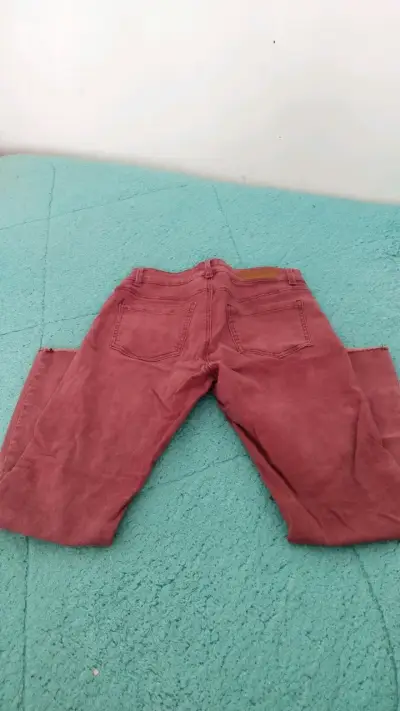 Jeans rojos de mezclilla para mujer talla 40 - miniatura 2