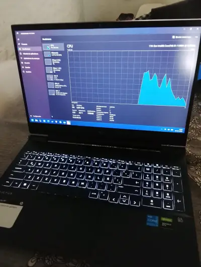 Laptop HP Victus con Intel Core i5 y GeForce GTX - miniatura 1