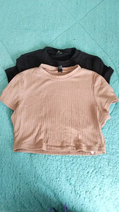 Pack de poleras cortas beige y negro - miniatura 1