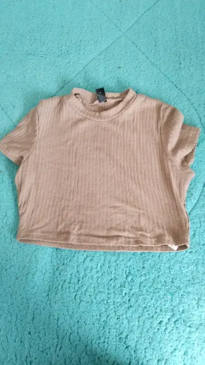 Pack de poleras cortas beige y negro - miniatura 2
